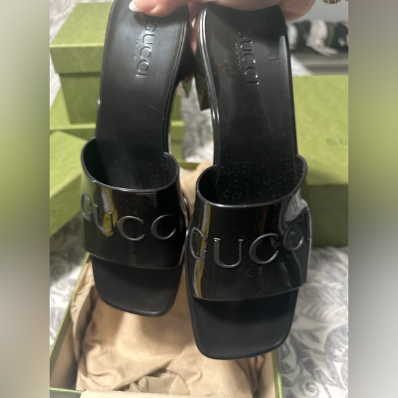 Authentic- Women Gucci Rubber Sandals- worn only once - Picture 4 of 4